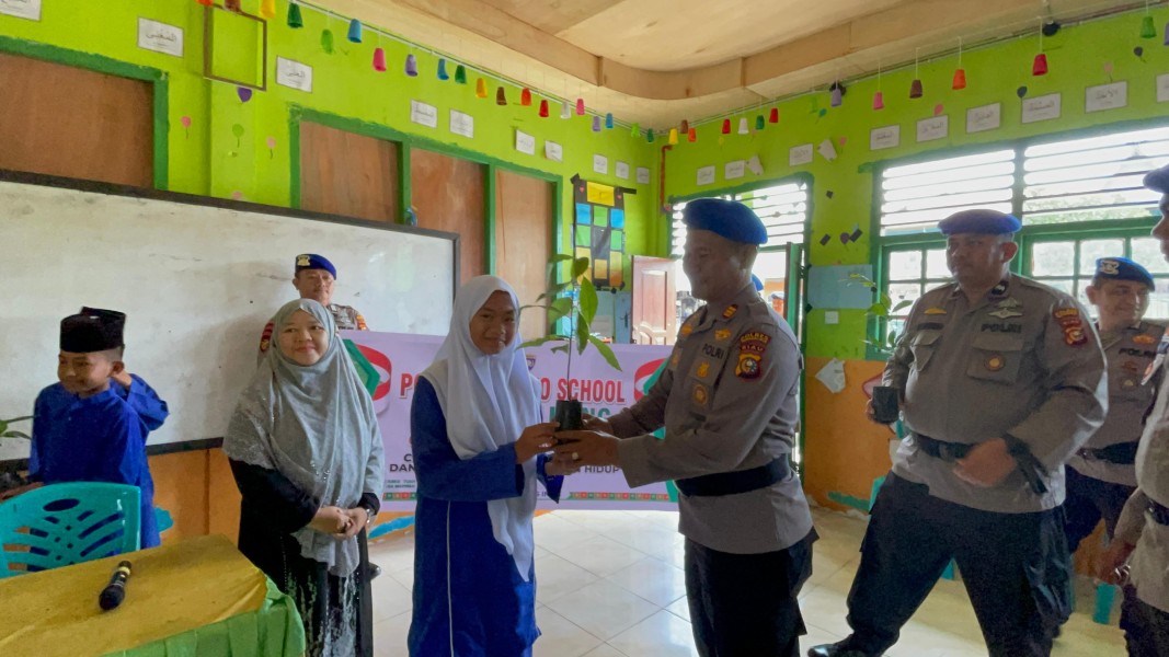 Satpolairud Polres Inhil Laksanakan Program Green Policing dan Sosialisasi Cinta Lingkungan di MTs Sabilal Muhtadin