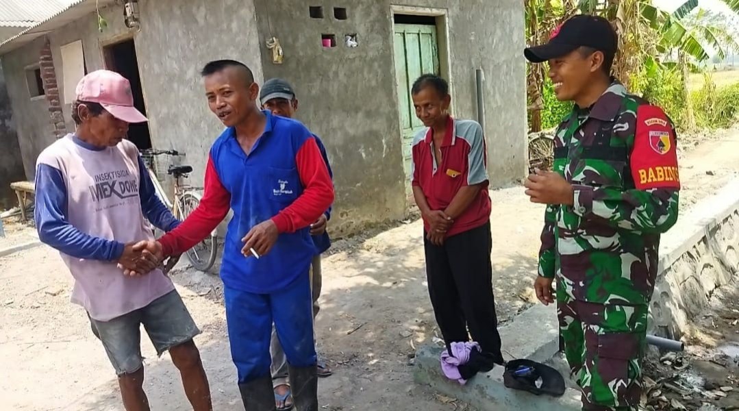 Sertu Hery Komsos dengan Masyarakat Desa Bedahlawak