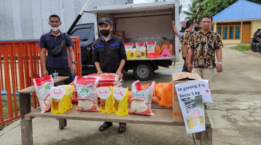 Perum Bulog Tembilahan Gelar Pasar Murah Minyak Goreng