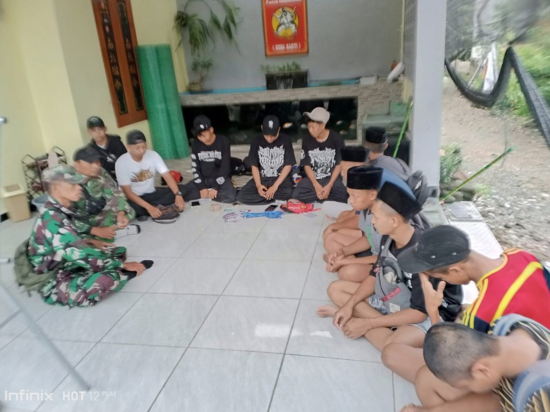Komsos dengan Perguruan Pencak Silat, Babinsa Koramil Kabuh Ajak Jaga Kondusifitas Wilayah