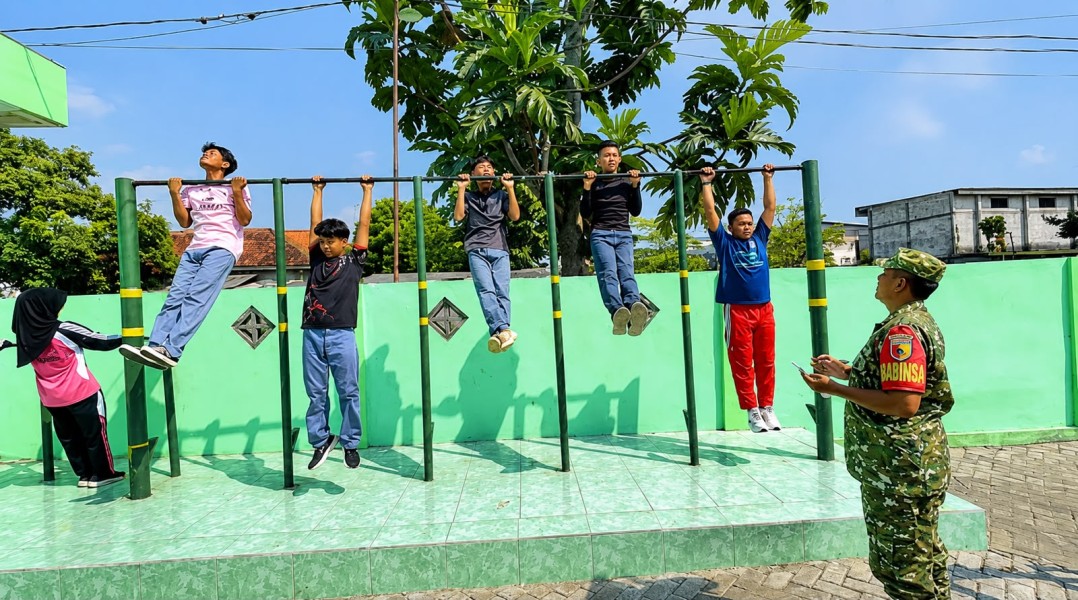 Babinsa Koramil Jombang Berikan Pembinaan dan Materi Kesegaran Jasmani bagi Calon Peserta Sekolah Kedinasan
