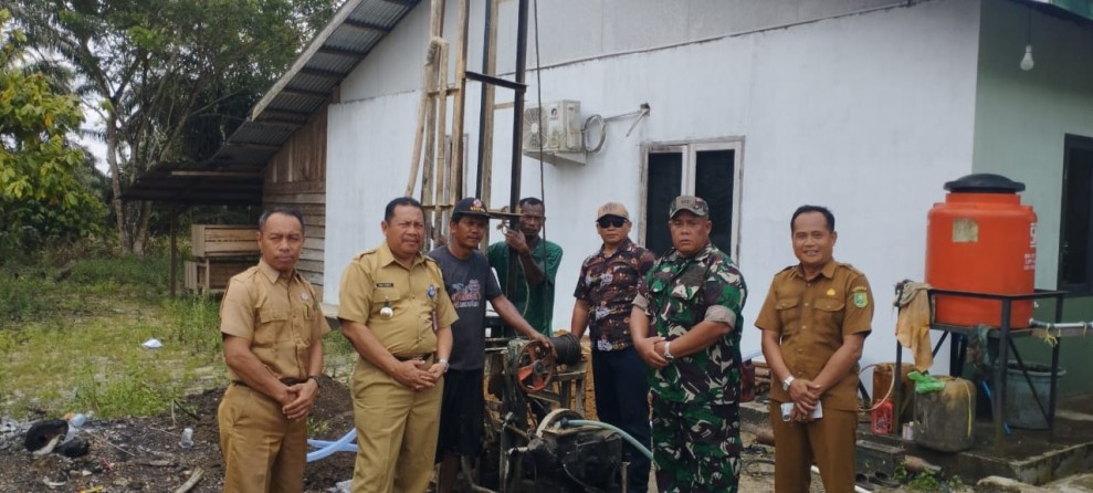 TNI Manunggal Air Bersih: Kodim 0302/Inhu Melalui Koramil 03/SBD Kolaborasi PT TGI Bangun Sumur Bor untuk Warga Pangkalan Kasai