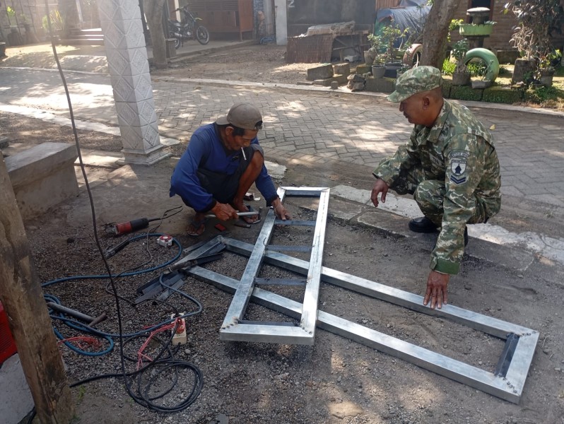 Sertu Shofi Bantu Warga Desa Banjardowo Bangun Rumah