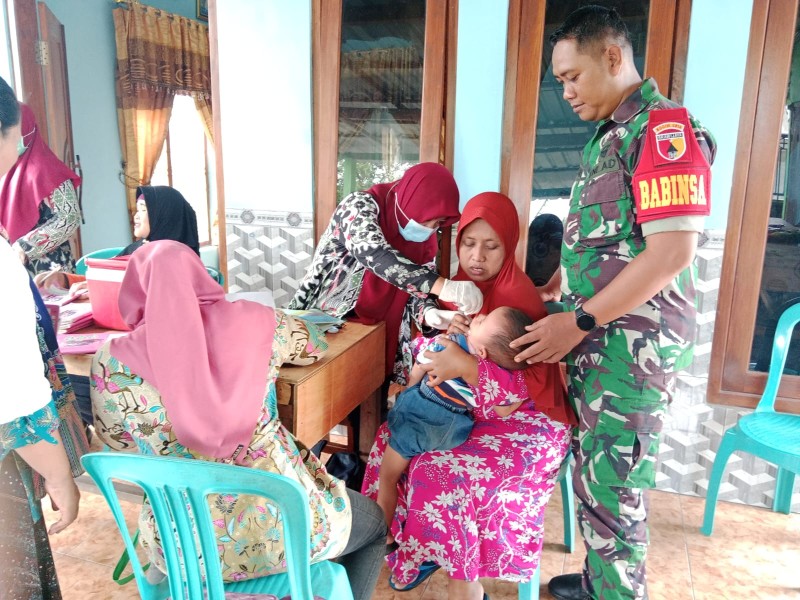 Sertu Imam Dampingi Posyandu di Desa Kedungpari