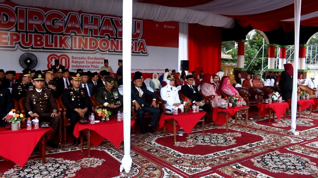 Wakil Bupati Inhil Pimpin Upacara Penurunan Bendera HUT RI KE-80