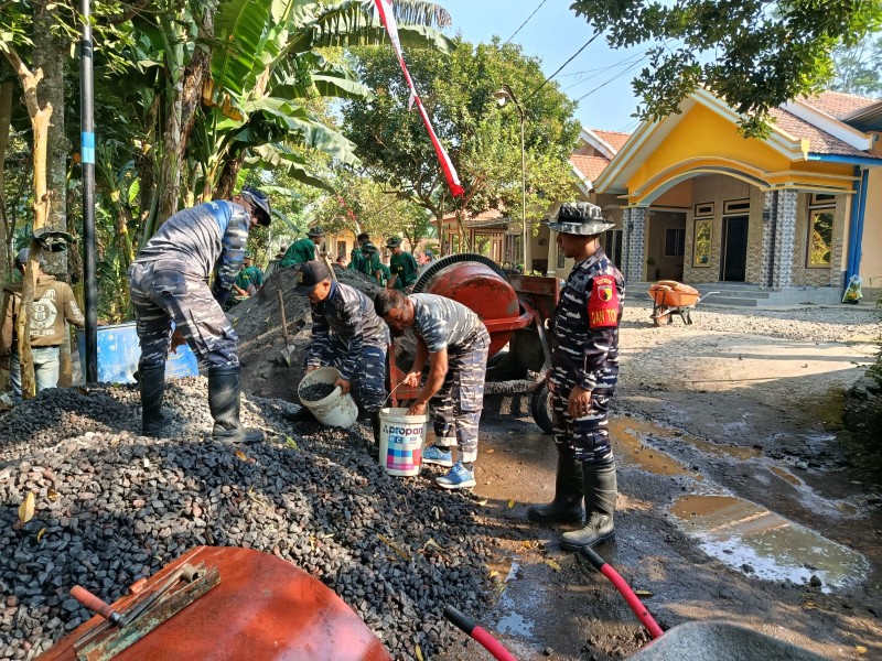 Babinpotmar Posal Puger dan Polres Lumajang Bersinergi Dukung Pengecoran Jalan TMMD ke-129
