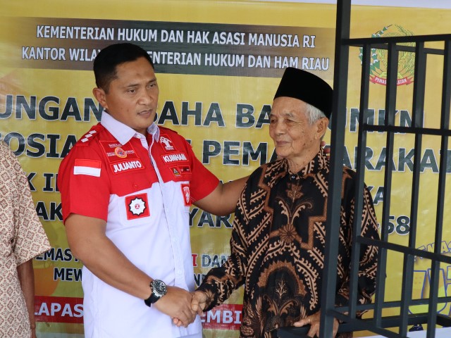  Lapas Tembilahan Bagikan 2 Unit Gerobak Kepada Pedagang Buah dan Pedagang Martabak
