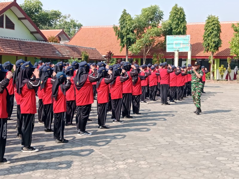 Pelajar Baru di SMPN 2 Mojowarno Dapat Pembekalan dari Babinsa