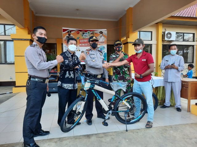 Gebyar Vaksin Gembira Covid19, Kapolsek Hulu Kuantan  Serahkan Hadiah Sepeda