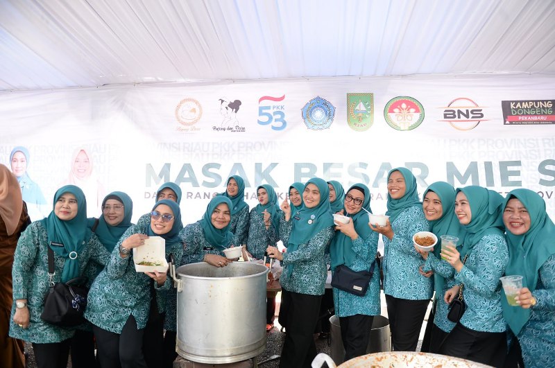 Begini Keseruan Masak Mie Sagu Bareng Ketua TP PKK Riau Henny Sasmita Wahid!