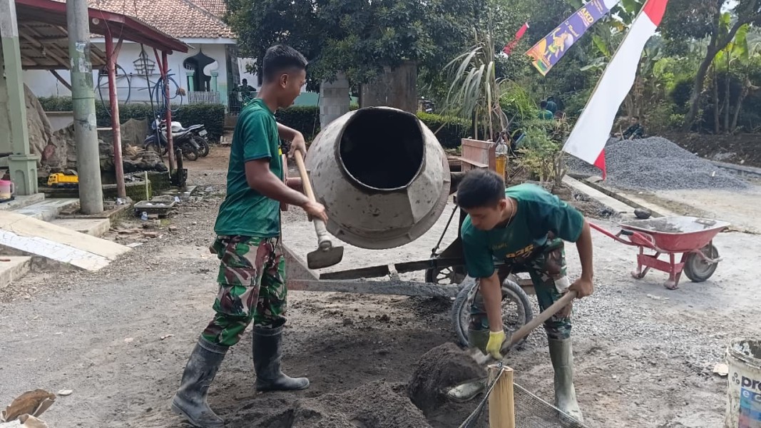 Pembuatan Adonan Rabat Beton Dipercepat, Satgas TMMD ke-129 Jaga Kualitas Pembangunan Jalan