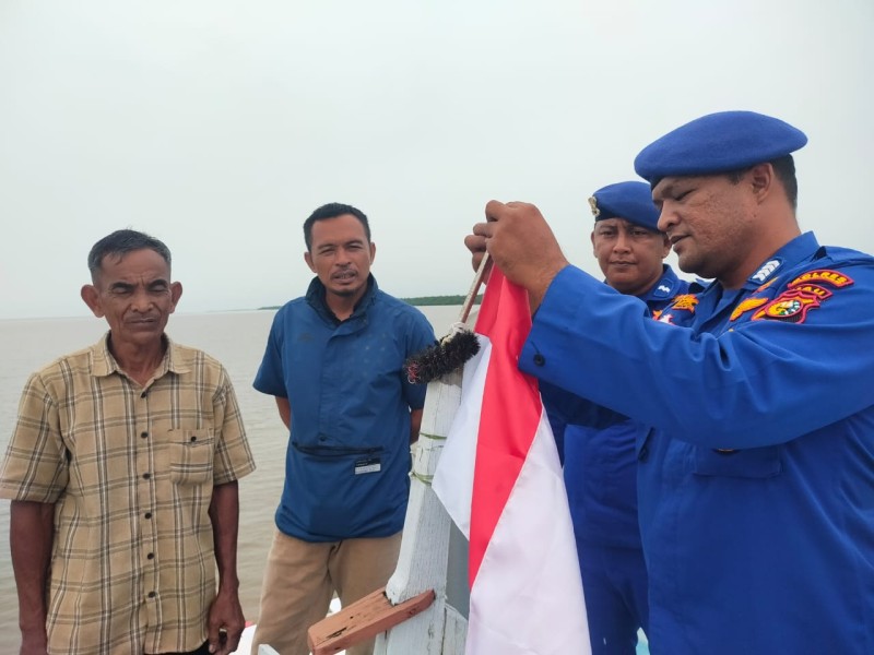 Satpolairud Polres Inhil Kibarkan Bendera Merah Putih di Kapal Rakyat Perairan Pulau Burung