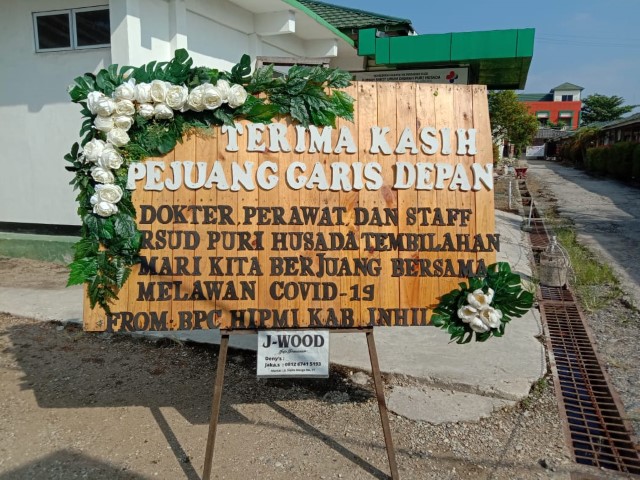 Digaris Depan Melawan Covid-19, Tenaga Medis RSUD PH Tembilahan Dikirimi Karangan Bunga