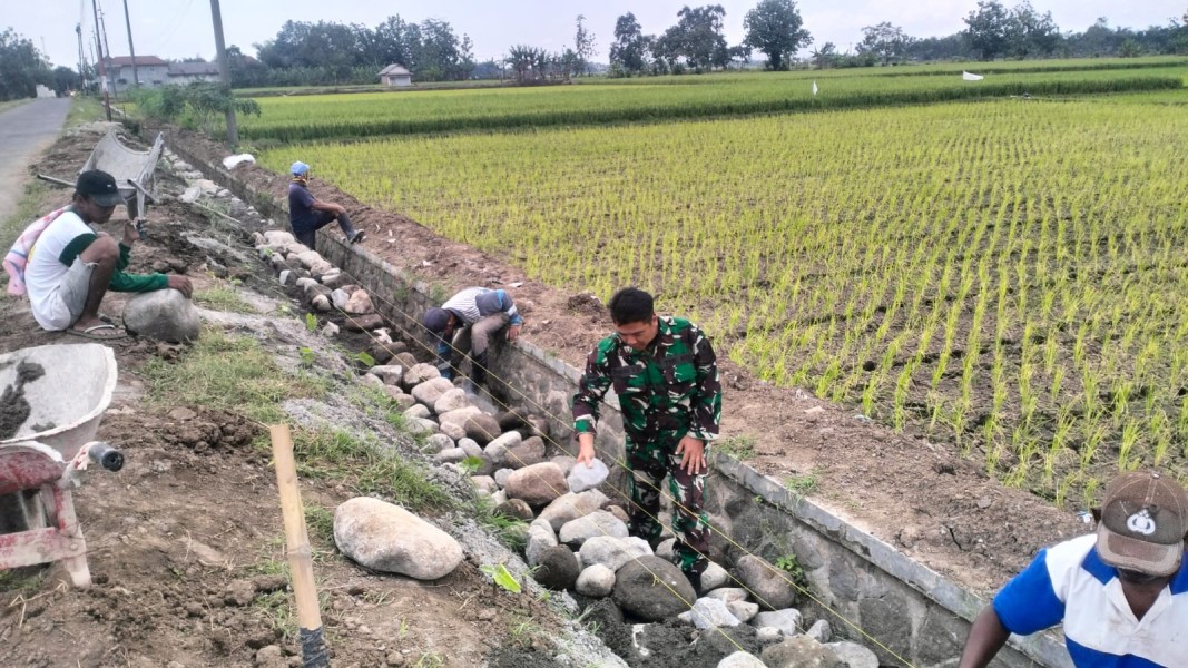 Babinsa Koramil Jombang Perbaiki Saluran Irigasi di Desa Banjardowo