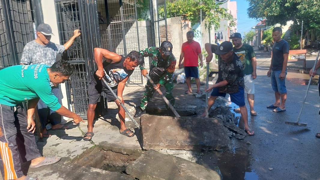 Babinsa Sertu Eko Bersihkan Saluran Irigasi