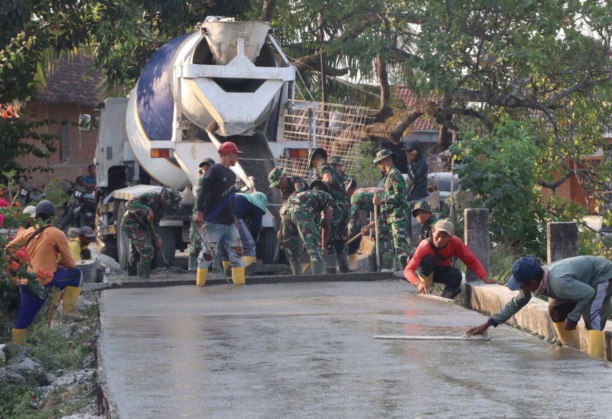 Satgas TMMD 129 Bojonegoro 'Ngebut' Cor Jalan Kedungpandan