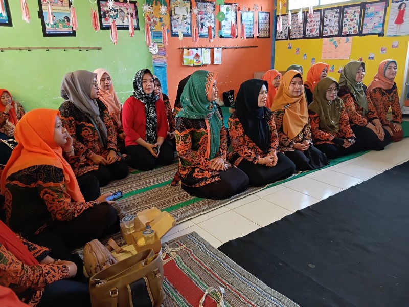 Kodim 0821/Lumajang Dorong Budaya Literasi, Guru TK se-Kecamatan Randuagung Ikuti Bimbingan Perpustakaan