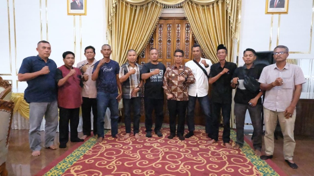 Bupati Karimun Iskandarsyah Terima Audiensi Nelayan Karimun Terkait Sedimentasi Pasir Laut.