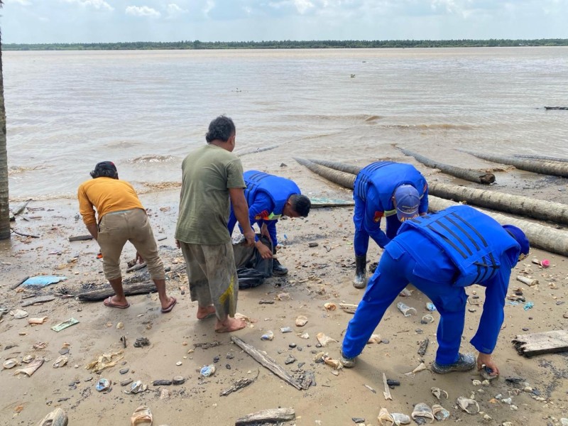 Satpolairud Polres Indragiri Hilir Laksanakan Program JALUR Bersih Sungai Parit 20 Tembilahan