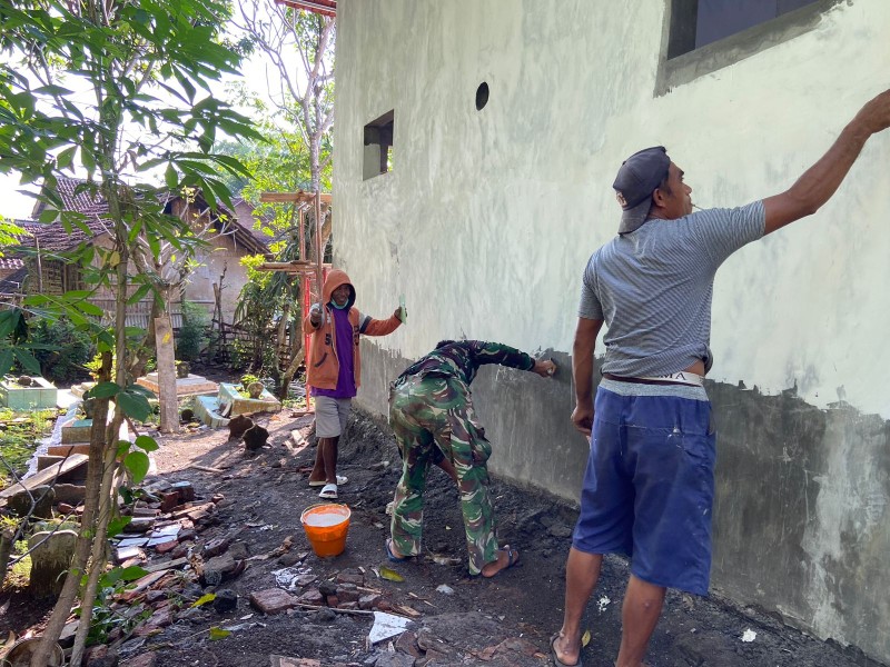 Satgas dan Warga Gotong-Royong Plester Tembok, Pembangunan Musholla Progres 80 persen
