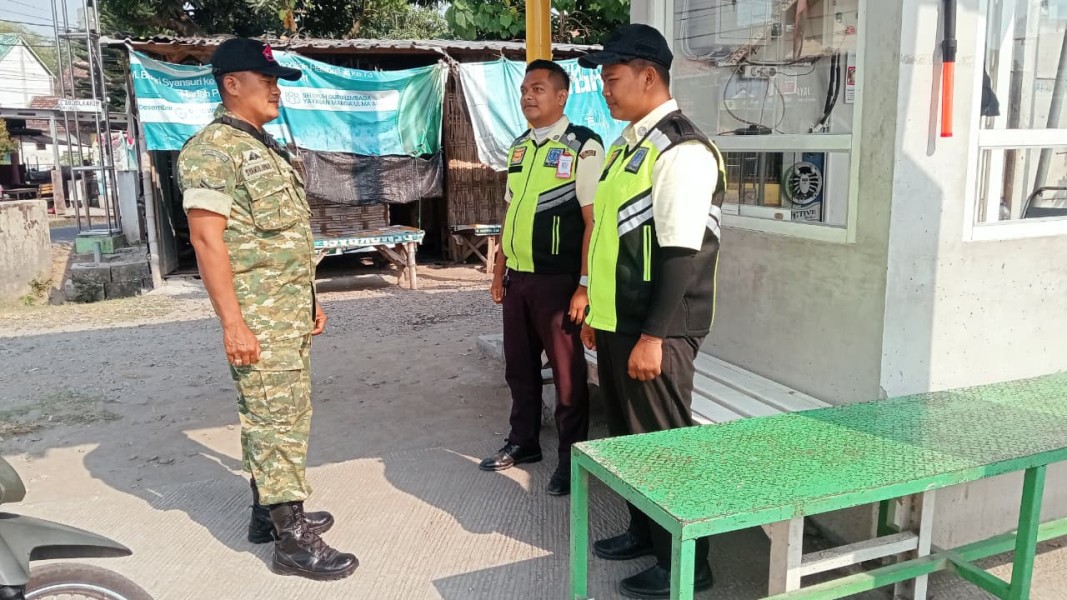 Babinsa Koramil Tembelang Laksanakan Komsos dengan Security Perusahaan di Desa Mojokrapak