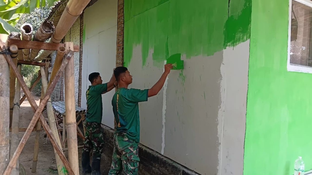 Pengecatan RTLH TMMD ke-129 Terus Berlanjut, Rumah Bapak Suyitno Masuki Tahap Finishing