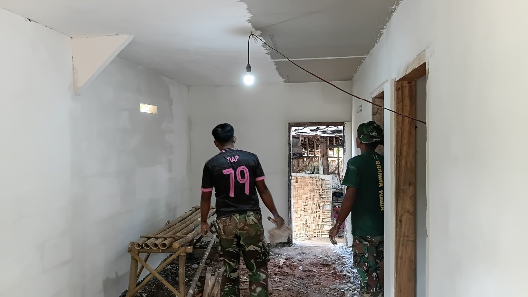 Satgas TMMD Bantu Takmir Siapkan Tempat Salat Jumat, Wujud Kepedulian di Tengah Rehabilitasi Masjid