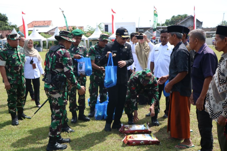 Bupati Probolinggo Serahkan Bantuan Sembako Usai Pembukaan TMMD ke-128 di Maron Probolinggo