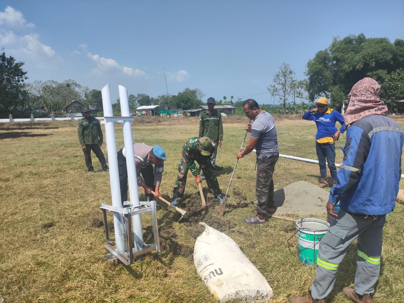 Koramil Kabuh Siapkan Lapangan Upacara HUT RI ke-81 di Desa Sumbergondang