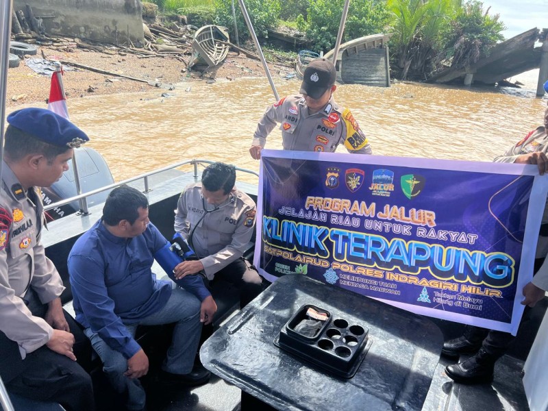 Satpolairud Polres Inhil Gelar Klinik Terapung, Warga Pesisir Sungai Indragiri Antusias Sambut Program JALUR