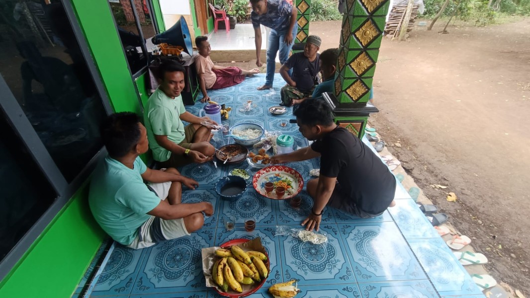 Hangatnya Kebersamaan Satgas TMMD Ke-128 Kodim 0820/Probolinggo dan Warga Desa Brabe di Sela Pengerjaan Fisik