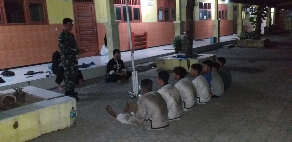 Babinsa Koramil Tembelang Beri Pembekalan ke Para Pesilat