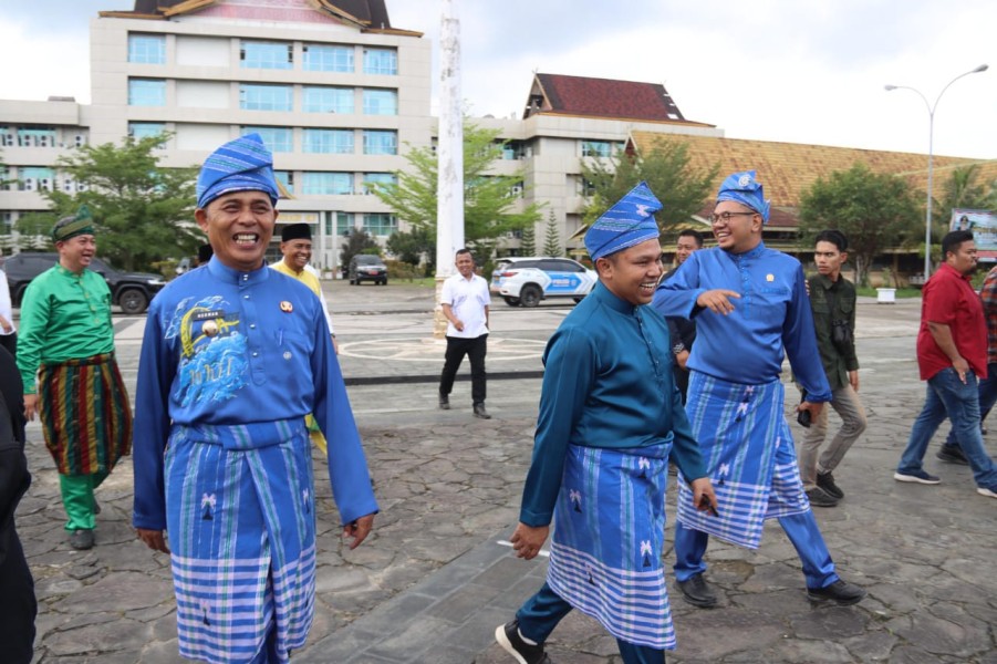 Bupati Inhil H. Herman Hantarkan Gubernur Riau dan Istri Usai Kunjungan Kerja dan Peringatan Milad Inhil ke-60