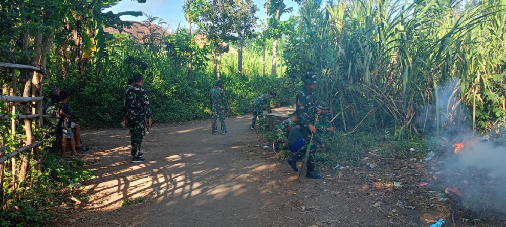 Satgas TMMD Ke-128 Kodim 0820/Probolinggo dan Warga Desa Brabe Gelar Pembersihan Jalan di Dusun Klagin