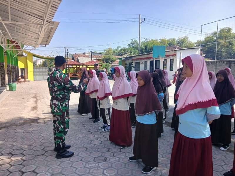 Babinsa Koramil Tembelang Bentuk Karakter Sisw Baru