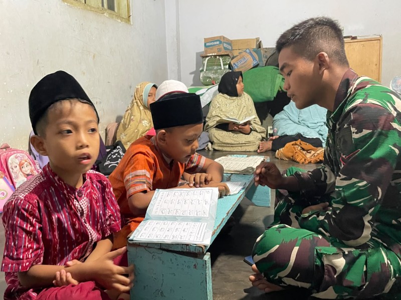 TMMD ke-129 Bangun Karakter Generasi Desa, Personel Satgas Jadi Imam Salat dan Mengajar Mengaji Anak-Anak