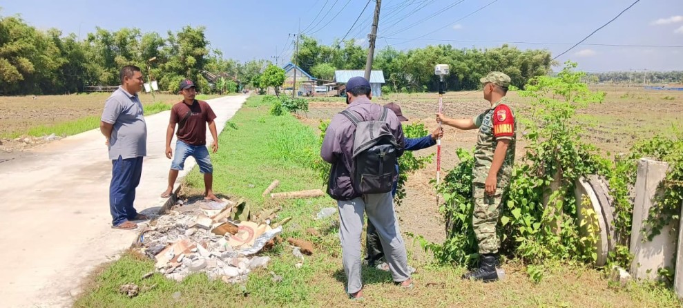 Koptu Khoirul Dampingi Pengukuran dan Survei Lokasi di Desa Sumbergondang