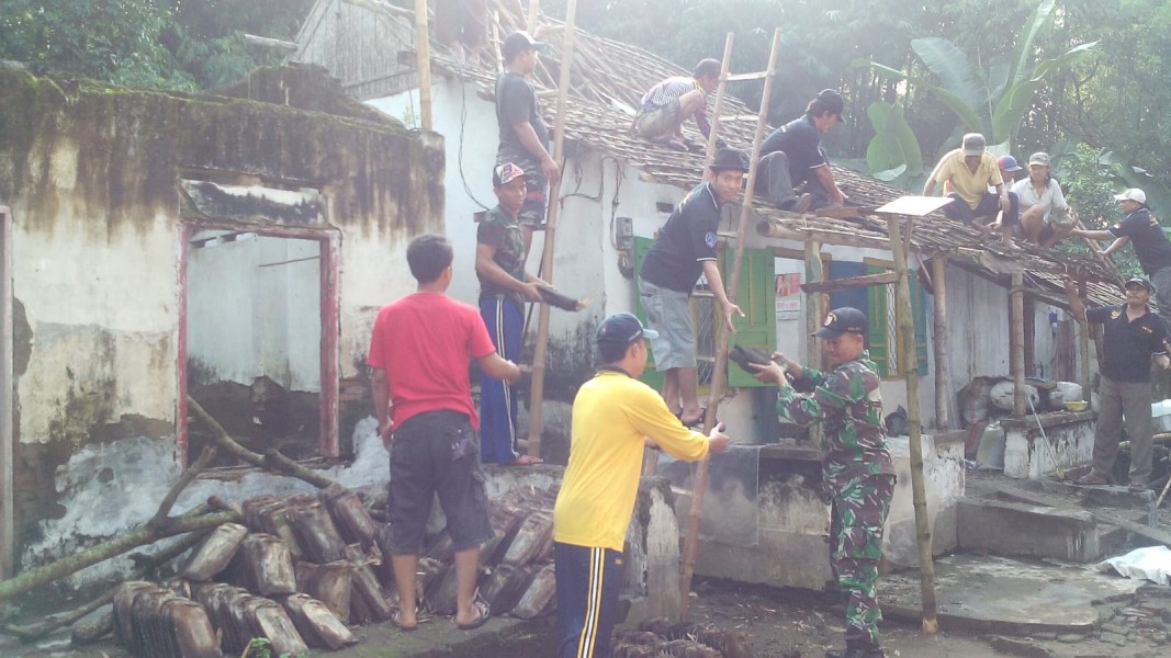 Serma Arifin dan Warga Sukosari Selesaikan Pembangunan Rumah Warga