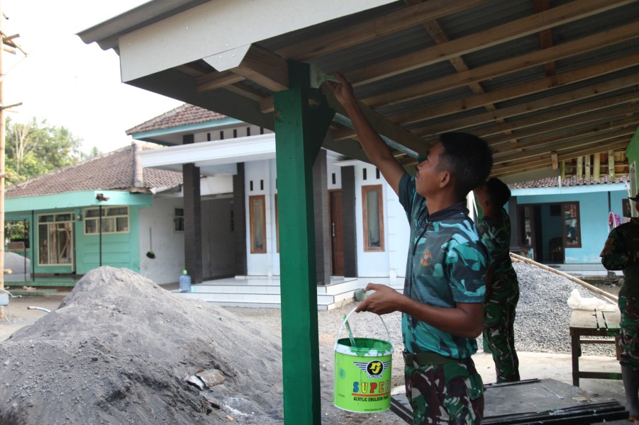 Pengecatan RTLH TMMD ke-129 Terus Berlanjut, Rumah Ibu Tuha Masuki Tahap Akhir