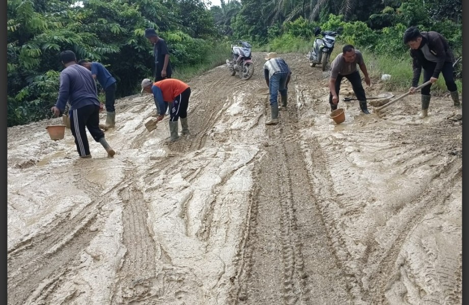 Pemdes Lubuk Besar Gotong Royong Perbaiki Jalan Poros
