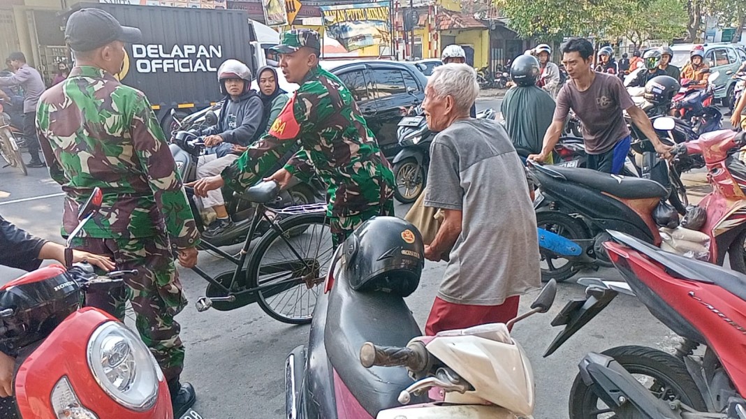 Babinsa Koramil Jombang Dampingi Penyaluran 600 Paket Sembako untuk Warga Kelurahan Kaliwungu