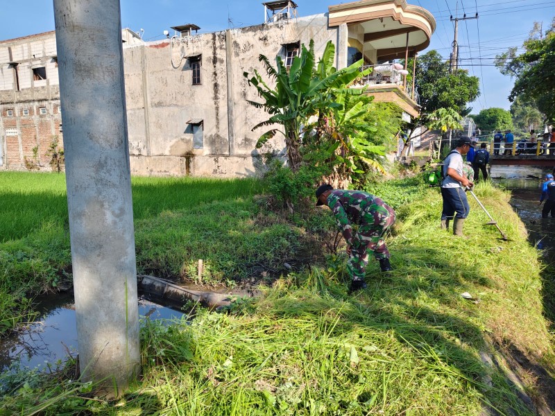 Kodim Jombang Gelar Karya Bakti di Bantaran Sungai Kecamatan Perak