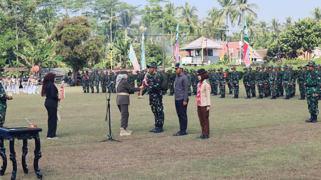 Bupati Lumajang Serahkan Alat Kerja TMMD dan Bibit Tanaman, Wujudkan Pembangunan Berkelanjutan di Desa Ledok Tempuro