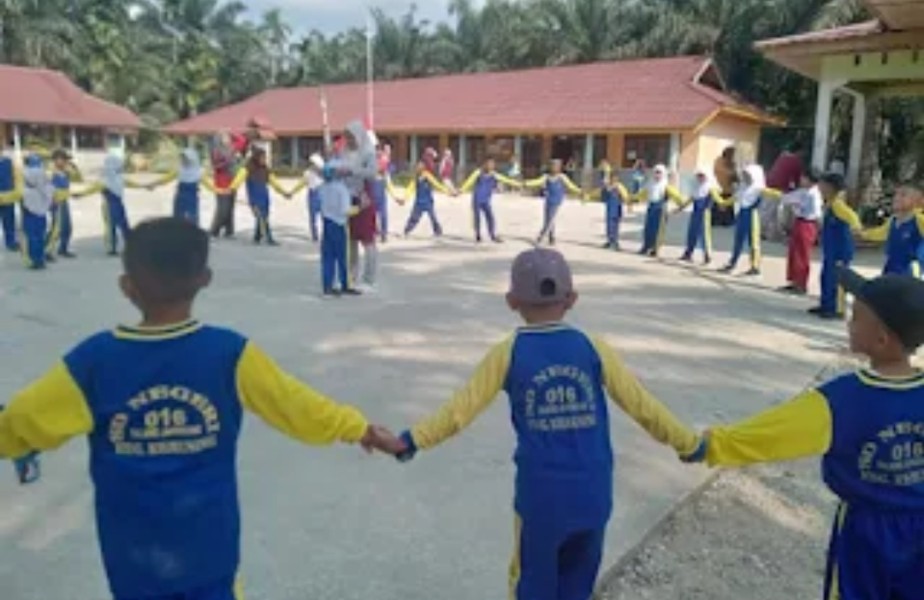 Anak Bahagia, Bangsa Berdaya: SDN 016 Talang Jangkang Meriahkan HAN Bersama Perangkat Desa