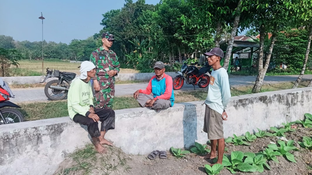 Serda Bambang Komsos dengan Warga Desa Tambar