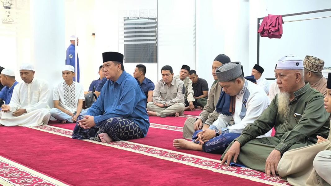 Kapolda Riau dan Pj Bupati Inhil Sholat Subuh Berjamaah dan Jalan Santai di Tembilahan