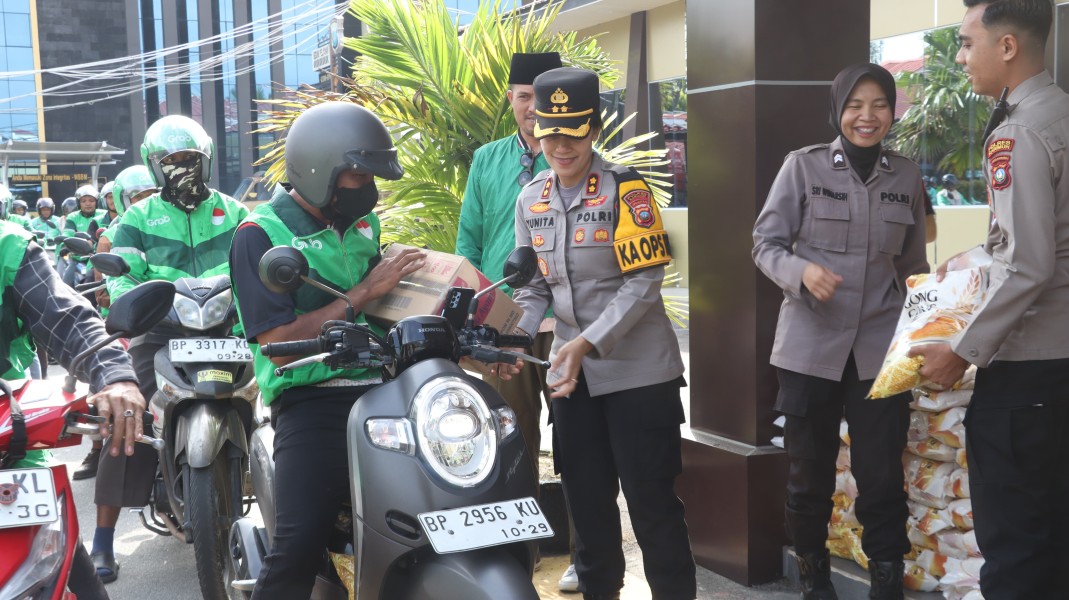 Polres Karimun Salurkan Bantuan Sosial Ke Pengemudi Ojol.