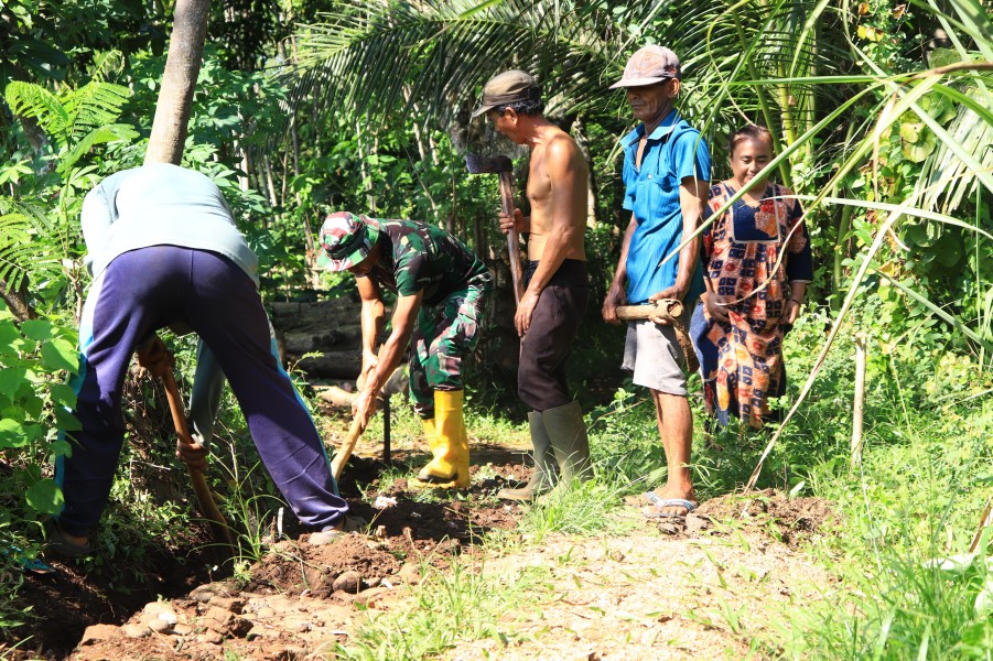 Medan Sulit Tak Surutkan Semangat, Satgas TMMD ke-128 Bangun Jalan Paving di Dusun Klagin