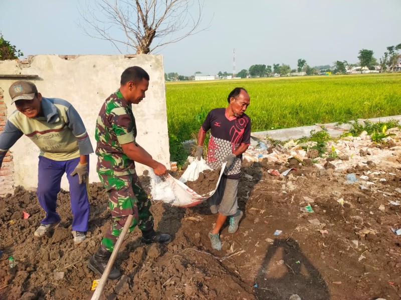 Serka Yoedhi Dampingi Warga Kerja Bakti Pembuatan Lapangan Bola Voli di Desa Pulolor