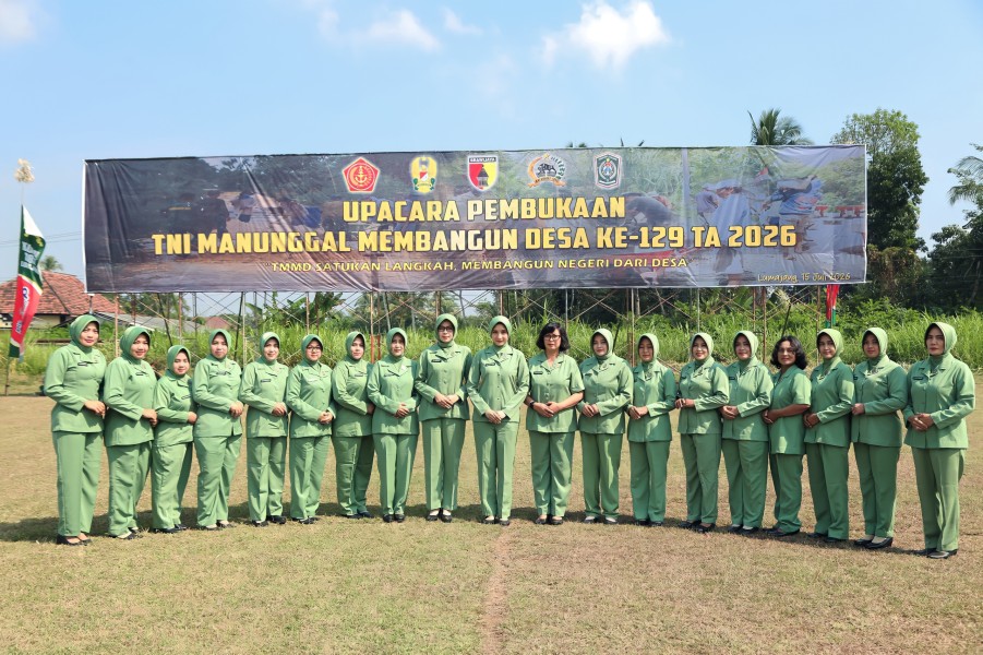 Persit KCK Cabang XXXV Kodim 0821/Lumajang Dukung Suksesnya TMMD ke-129 di Desa Ledok Tempuro